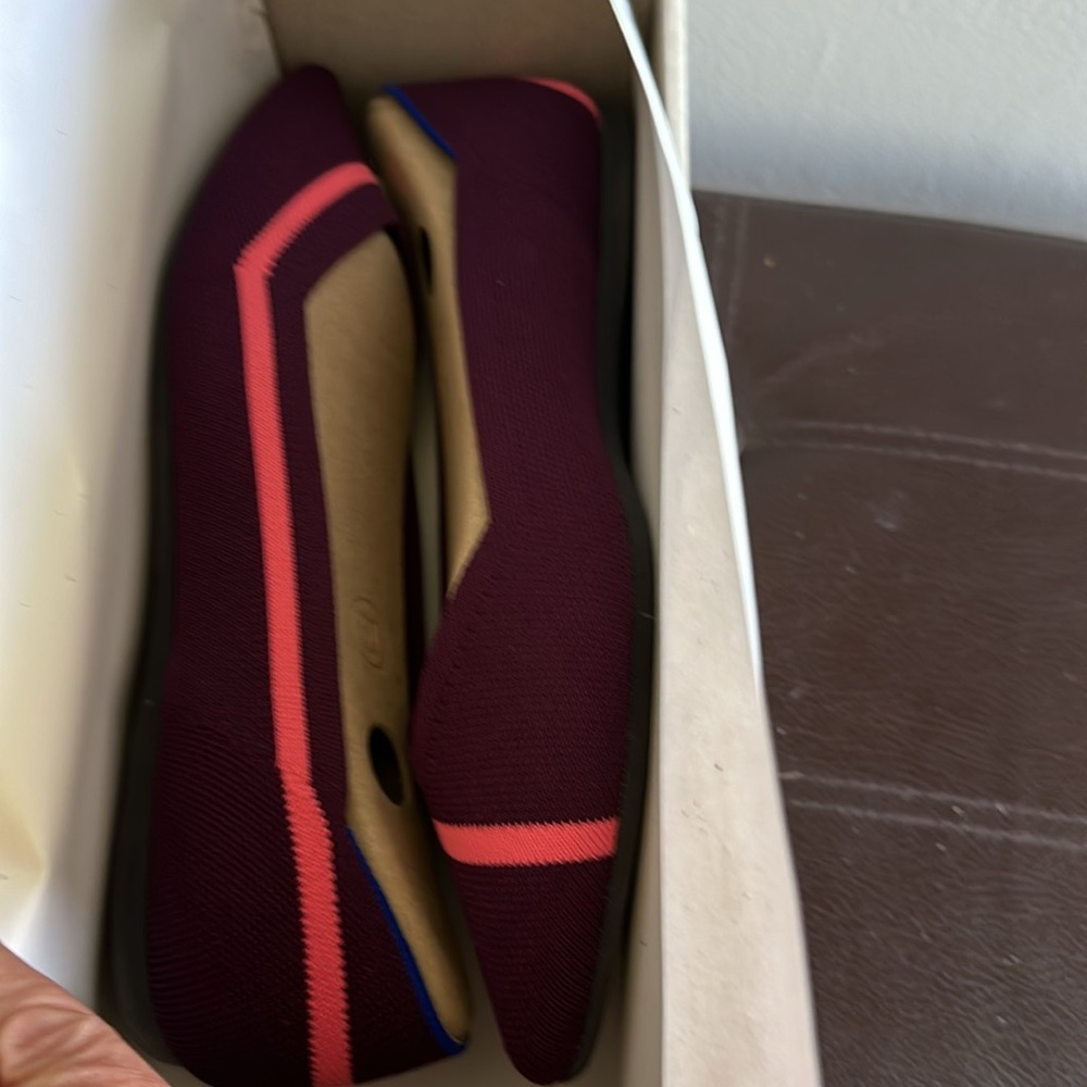 Rothy’s maroon neon stripe points